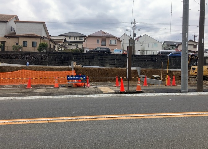道幅が狭い場所は比較的土地の値段が低いことが多く、また交通量が少ないため騒音が少なく静かな環境で過ごせます。また、小さいお子様がいるご家庭も安心です。一方で車の駐車が難しいというデメリットもあります。