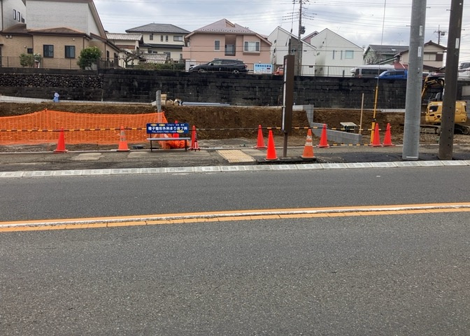 道幅が広い場所は日当たりや風通が良好です。幅が広いのですれ違いも可能ですし大きな車でも駐車可能！一方で、大型車が通ることも多くなるため交通量の増加により騒音に繋がります。また土地の値段が高くなります。