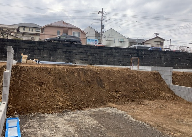 玄関は、狭すぎると複数人で使いにくく、広すぎても無駄な空間になりがちです。最低2畳を目安にして、家の広さとの兼ね合いや家族の人数を考慮して決めるとよいでしょう。現地を見学して快適な玄関を選びましょう！