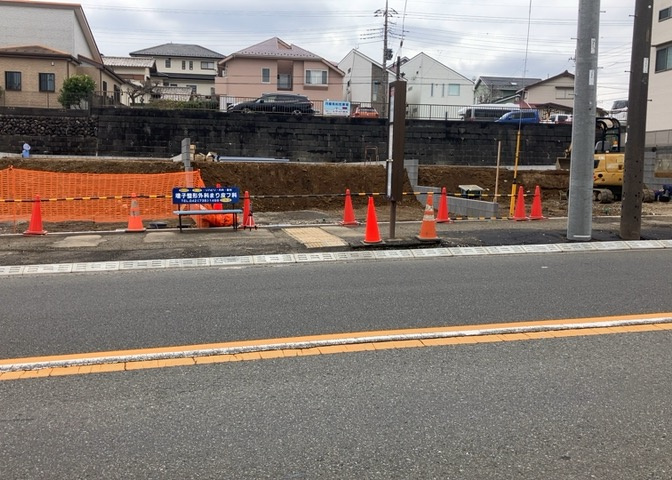 お持ちの車種によっては前面道路が広い方が便利でしょう。しかし、前面道路が広ければその分交通量が多くなるため、騒音などが気になる場合があります。実際に現地を見学し、周辺交通量や騒音などを確認しましょう！