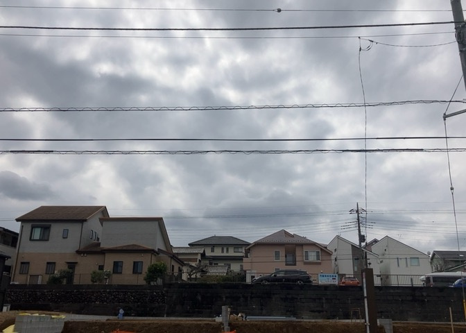 桜や紅葉の名所に出かける人は多いと思いますが、家にいながら季節の移ろいを感じる生活を送りませんか？リビングや窓から見える景色が生活を彩るワンポイントに！現地から見える景色を堪能してみては如何でしょう。