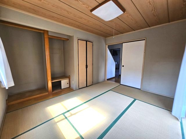 6帖の和室には、別で収納とその他スペースがあるため広々と空間を使うことができます！