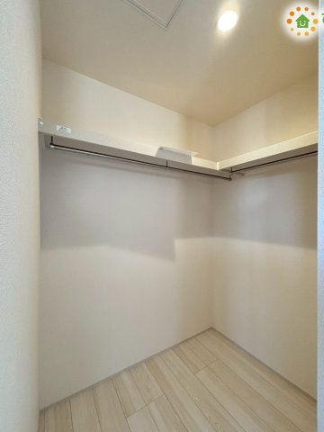 衣類や小物をまとめて収納できるWICは、整理整頓がしやすく生活空間を広く使える点が魅力です。季節物の収納にも便利な頼れるスペースです！