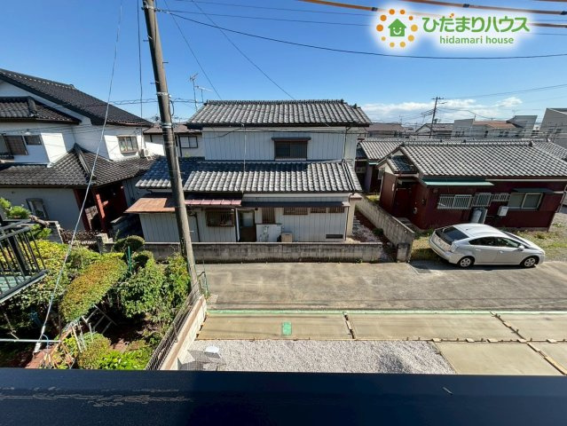 バルコニーから広がる景色は開放感があり、外の空気を感じながら過ごせる心地よい眺めです。天気の良い日は特に気持ちよく、暮らしに彩りを添えてくれます♪