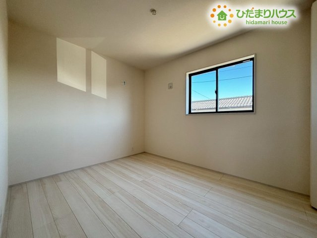 明るい光が差し込む洋室は、落ち着いた雰囲気で過ごしやすい空間です。家具の配置がしやすい形で、生活スタイルに合わせて整えやすい点が魅力です！
