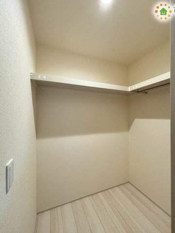 整理整頓に嬉しい、家族共同で使用できるファミリークロークです。衣類や小物はもちろん、季節物の収納にも便利で、生活空間を広く使える点が魅力です！