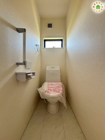 温水洗浄便座付きの清潔感あるトイレです。2階にも完備されているので、取り合いになる心配もございませんね(^^)/
