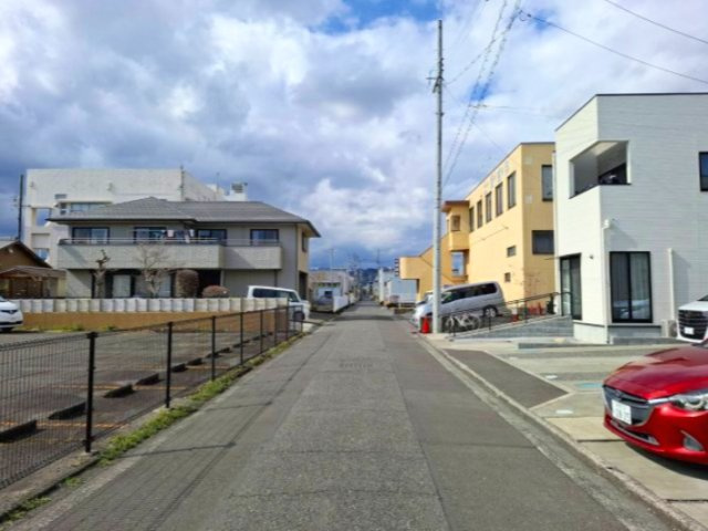 周辺道路：家の周りの見通しが良いため、死角が少なく、防犯面でもプラスに働きます。