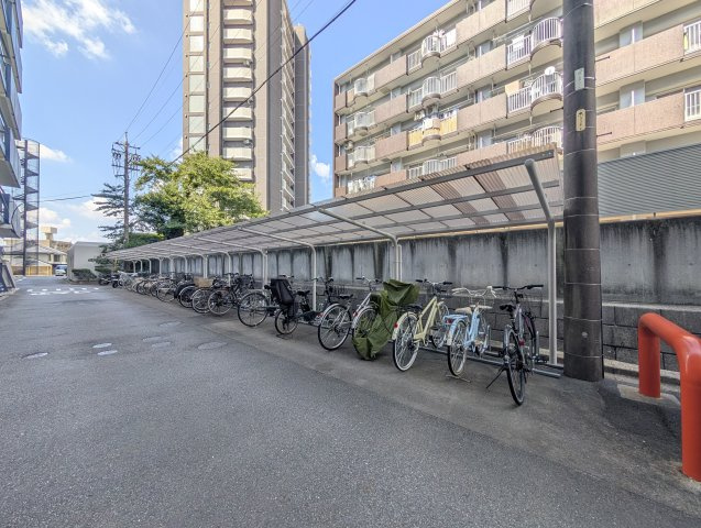 屋根付きの駐輪場です。台数制限がないのでご家族分ご使用もOK。月額使用料は1台100円です。