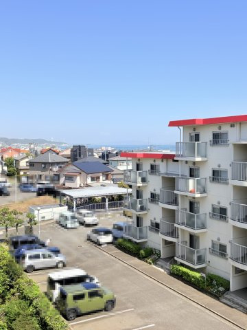 ◎海が遠望できるバルコニーとなります。　風通しもよく、眺望も良好です。