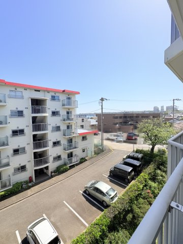 ◎海が遠望できるバルコニーとなります。　風通しもよく、眺望も良好です。