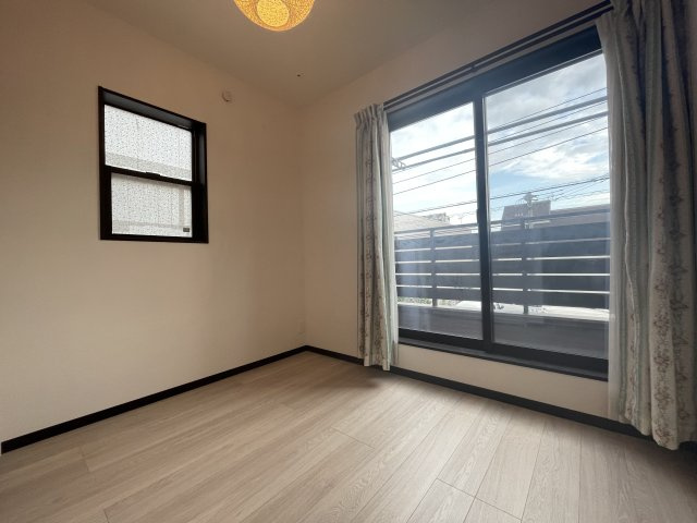 サッシは、ガラス窓に使用される金属製の窓枠です。一般的に住宅建築では、金属製建具工事の段階でガラス類・玄関などと同時に設置されます。種類や構造により断熱性能や遮音性能が異なるので現地でご確認ください。