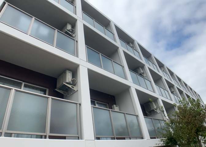 バルコニーは、室外の専用スペースのうち、「屋根がなく開放された空間」であるものを指します。ベランダより広いタイプのものが多く、日当たりもよいため家庭菜園などを楽しみたい人にとって適した環境となります。