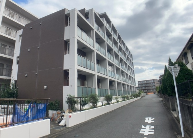 木造住宅とは土台、壁、柱など建築物の強度を支える構造体の材に木が使用されている構造を指します。構造体は建物の自重を支えるだけではなく風圧や水圧、積裁荷重などあらゆる衝撃に耐えるための基礎です。