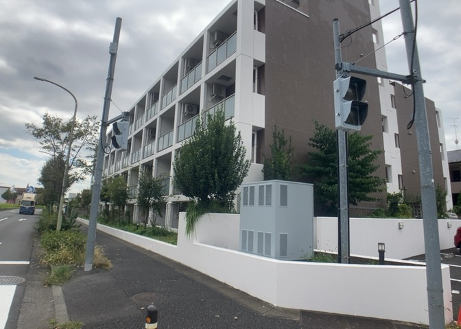 住宅用の土地では前面道路に2m以上接していなければならないと法律で定められています。しかし、お持ちの車のサイズやライフスタイルなどにより、2mでは利便が悪い場合もございますので、事前に確認しましょう。