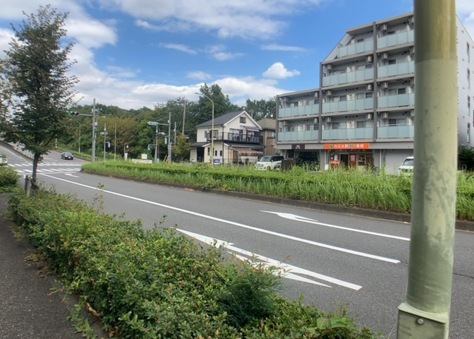 桜や紅葉の名所に出かける人は多いと思いますが、家にいながら季節の移ろいを感じる生活を送りませんか？リビングや窓から見える景色が生活を彩るワンポイントに！現地から見える景色を堪能してみては如何でしょう。