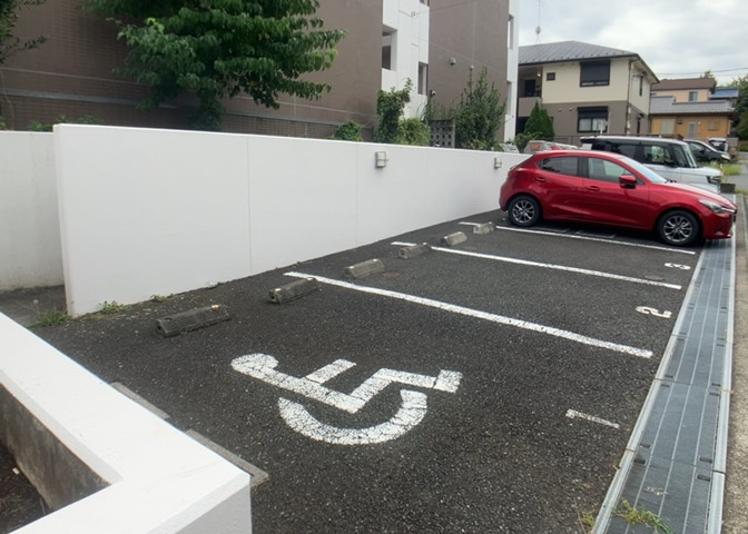 駐車場と明記されていても、最小スペースでつくられた駐車場だと大型車は駐車できなかったり、出入りしにくくなったりする可能性があります。お車のサイズと購入したい物件の駐車場のサイズを現地で確認しましょう。