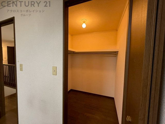 ウォークインクローゼットは、歩いて入れるタイプの収納スペースで、衣類や小物を整理しやすいのが特徴です。一般的なクローゼットよりも広く、収納力が高いため、家の中をすっきり保つのに役立ちます。