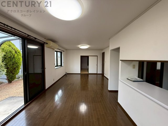 リビングダイニングは家族や友人とのコミュニケーションを楽しむ場所でくつろぎながら食事や会話を楽しめ、多目的に利用できリラックスできる空間です。家庭内の中心として機能し、快適な生活をサポートします。