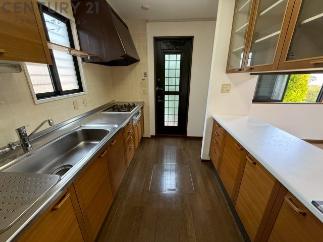 シンプルなデザインと使いやすさを兼ね備えた対面式システムキッチンは、効率的な作業スペースを提供し、家族やゲストとのコミュニケーションを促進します。