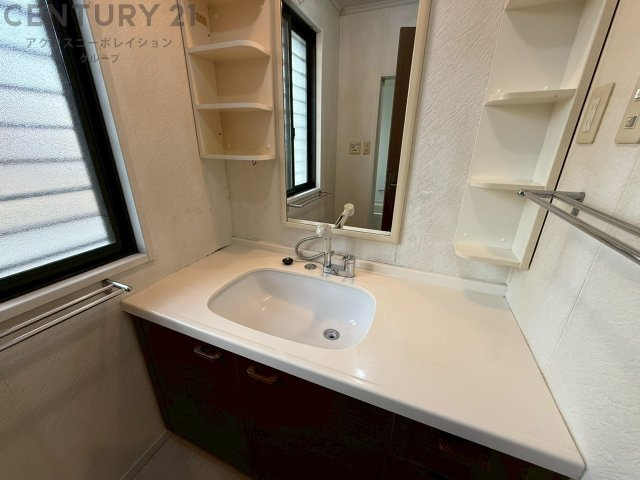 化粧品や洗顔料、歯ブラシなどの必需品をまとめて置ける収納スペースがあり、使用するたびに取り出す手間が省けます。また、水回りのため、濡れても大丈夫な素材が使用されており、お手入れが簡単です。