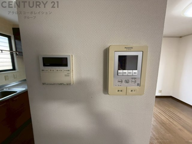 訪問者が来たときにテレビ画面で確認できるため、安心してドアを開けられます。録画機能があるものもあり、留守中に来訪者を記録しておくことができます。利便性が高く、セキュリティ面でも安心です。