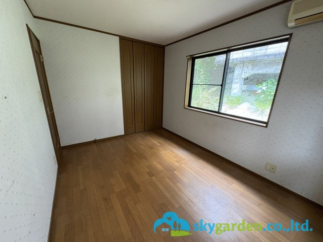 落ち着いた色調の洋室です
