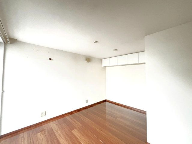 1階6.2帖の洋室。上部に収納があります。