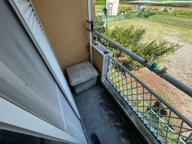 バルコニーは、室外の専用スペースのうち、「屋根がなく開放された空間」であるものを指します。ベランダより広いタイプのものが多く、日当たりもよいため家庭菜園などを楽しみたい人にとって適した環境となります。