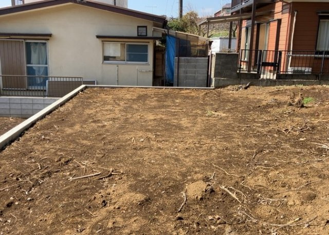 土地の形が極端に長細かったり、狭小地、あるいは道路との高低差がある傾斜地だった場合、後々売ろうとしても買い手がつかない場合もあります。後々、売却することになった時に価値の下がらない土地を選びましょう。