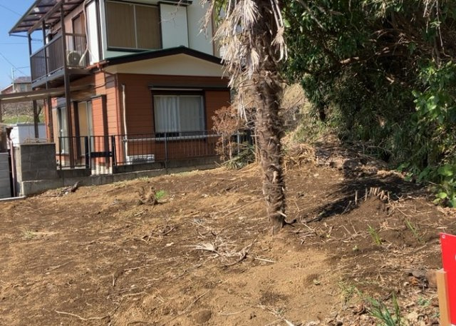 土地の面積＝住宅面積ではありません。建ぺい率の問題などで、土地のある場所によって住宅を建てられる面積は限られています。高さもしかり、「土地」という言葉の中には、建築条件も含まれると考えておきましょう。