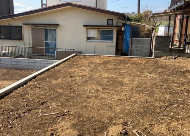 家を建てる場合、方位は要チェックです。現実的に日当たりのよい家ならばリビングは南側、建築基準法でも北側に当たる家への配慮は求められています。土地を見学に行く際は、方位磁針を持って行くようにしましょう。