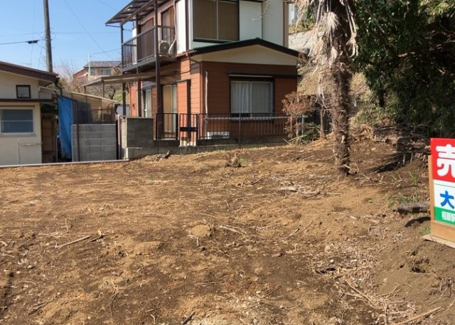 土地の前の道路に消火栓が設置されていることがあります。この場合、道路交通法第45条第1項により、駐車禁止の場所が指定されています。そのため、車庫などの駐車スペースをつくることができない場合があります。