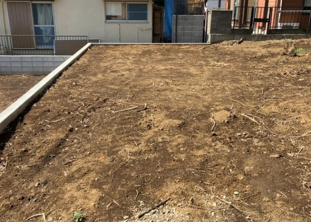 土地購入を検討されている場合、境界杭がない状態で購入してしまうと境界確定測量をする必要があり、費用がかかります。購入の前に、売主、隣土地所有者立ち合いのもと境界を確定し境界杭を設置するのがベストです。