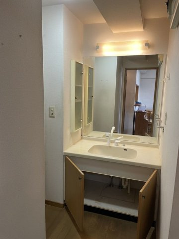 独立洗面台があるので収納スペースも多くあります。鏡もあるので朝の支度にも便利です。