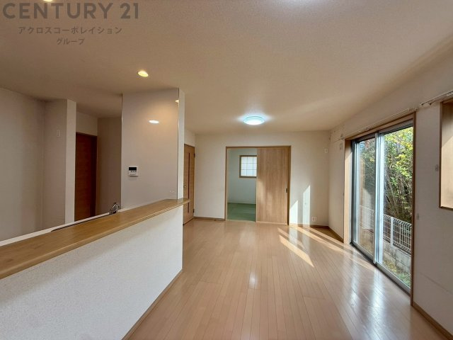 全室2面採光と陽当たり良好です。南向きのワイドバルコニー。小学校やスーパーが徒歩10分圏内と通学や日々のお買物が便利な住立地。