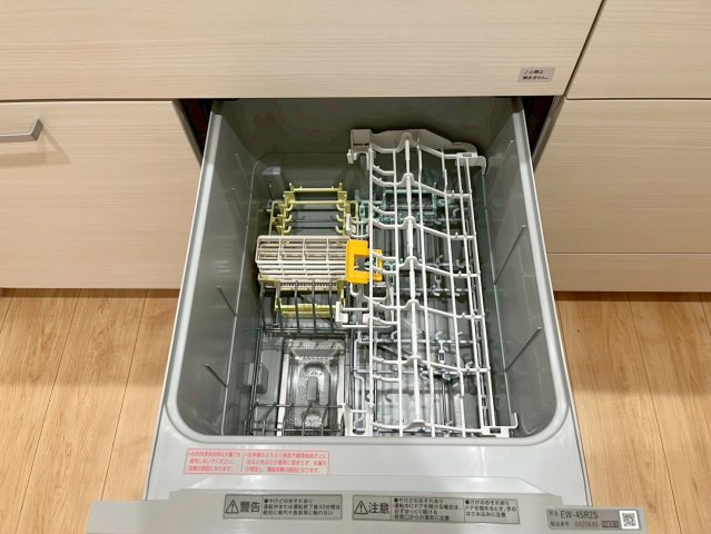 【食洗機】　毎日の大変な食器洗いの手間を省いてくれる強い味方、ビルトイン食器洗浄機を完備しています。　忙しい日々の家事を強力にサポートし、家族と過ごす時間を増やせる嬉しい設備です。同仕様写真。