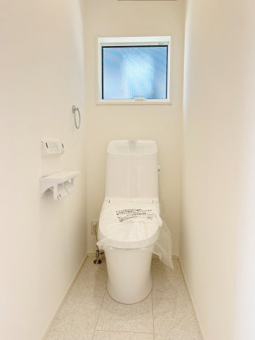 【トイレ】温水洗浄便座付の節水型トイレ。衛生的でお掃除もしやすくトイレ空間を清潔で快適に過ごせます。　嬉しいタオルリングやペーパーホルダーも完備です。同仕様写真。