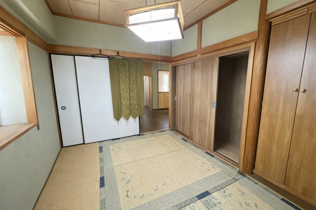 収納スペースも確保されており、布団や季節の物をすっきり収納でき、空間を有効に活用可能です。見た目もスッキリし、部屋全体が広く感じられるため、快適な居住空間を提供します。　