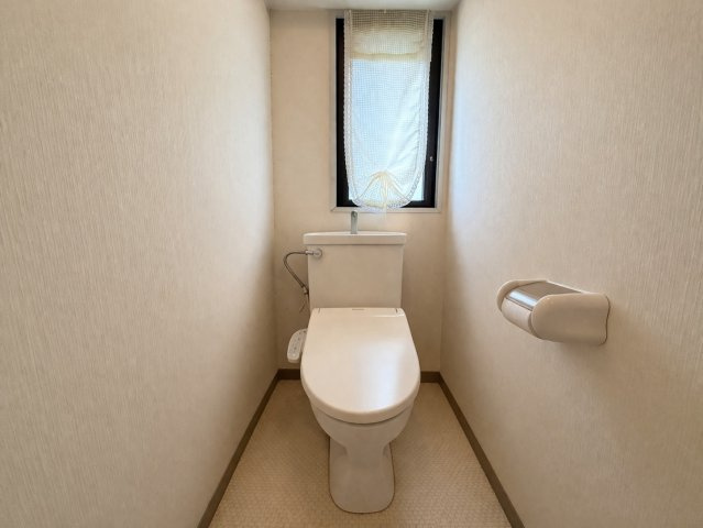 窓付きで明るいトイレ空間は、自然換気ができ清潔に保ちやすい設計。シンプルなレイアウトで掃除もしやすく、使い勝手の良い空間となっています。温水洗浄便座付きで、家族みんなが快適に利用できるトイレです。