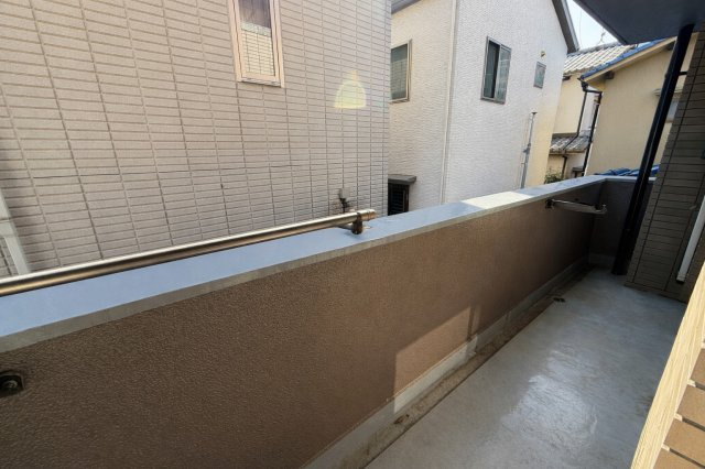 バルコニーは日々の暮らしの中に光と風を演出してくれています。風通しも良く、気持ちよく利用できる屋外スペースです。日常使いに便利なバルコニーとなっています。毎日の生活も明るくなりそうですね。