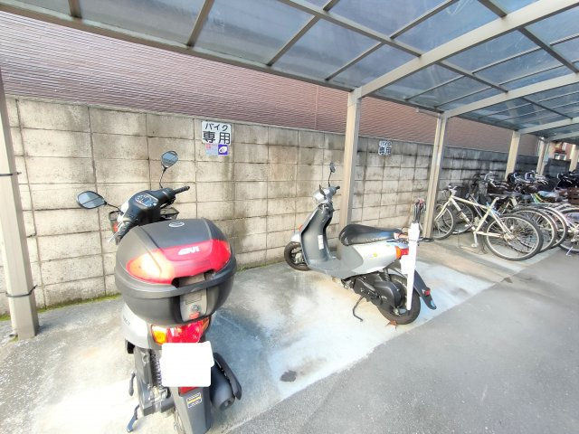 【バイク置き場】