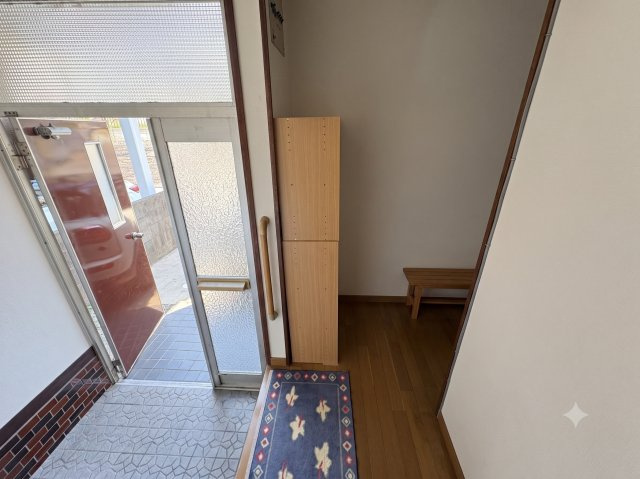 収納棚が設置することで、靴などをすっきり整理できます。手すり付きでお子様からご年配の方まで安心して利用できるのも魅力。採光も確保されているため明るく、毎日の外出や帰宅を気持ちよく迎えてくれるスペース。