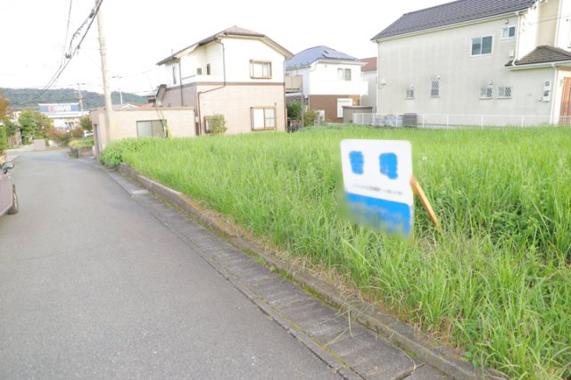 土地を買う際、住む地域の自治体や福祉の補助制度にも注目してみましょう。子供や老人の医療補助やゴミ出しのルールなど、自治体によってルールに大きな違いがあるため、暮らしやすい土地で判断するとよいでしょう。