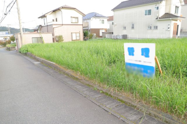 土地の前の道路に消火栓が設置されていることがあります。この場合、道路交通法第45条第1項により、駐車禁止の場所が指定されています。そのため、車庫などの駐車スペースをつくることができない場合があります。