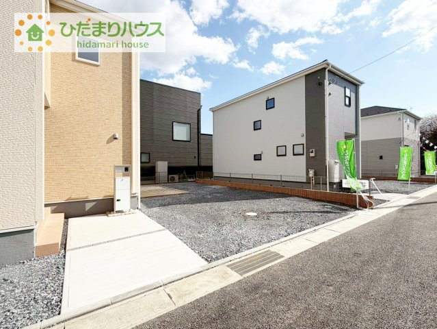 ゆったりとしたカースペースで、ファミリーカーや軽自動車もラクラク駐車出来ますね♪