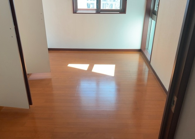 洋室のメリットは重い家具が置きやすく、身の回りが整理しやすいことです。　床がフローリングのため畳とは異なり凹みにくいです。　クローゼットなど収納が豊富で、普段使わない旅行カバンや服の整頓も簡単にです。