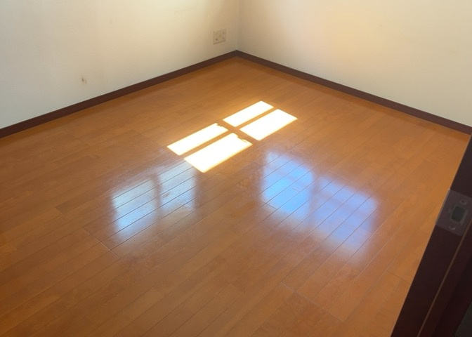 寝室でゆっくりと過ごすためにはベッド周りの適度な空間を担保することや窓の位置、照明の明るさ、寝室の広さなどを考える必要があります。自身や家族の構成とライフスタイルに併せて寝室にする部屋を選びましょう！