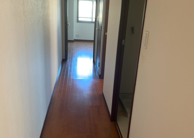 内装はとにかくおしゃれなものがいい！と選ぶ前に、まず住んだ後のことを想像してみましょう。住んでみたらコンセントの位置が悪くて使いにくいなど出てきます。事前にどの家電をどこに置くか想定しておきましょう。