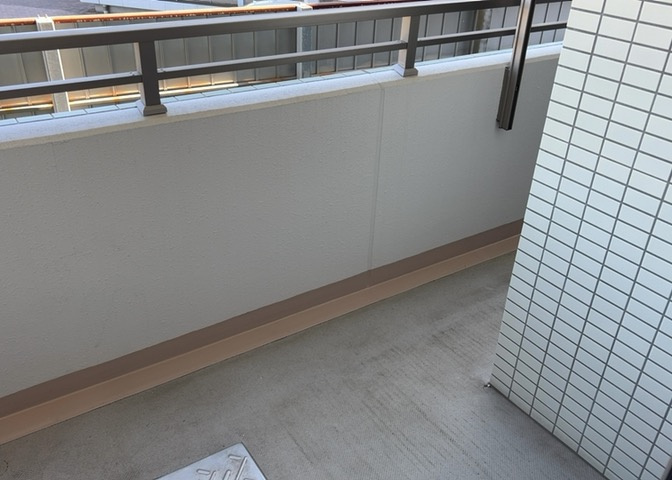 バルコニーは、室外の専用スペースのうち、「屋根がなく開放された空間」であるものを指します。ベランダより広いタイプのものが多く、日当たりもよいため家庭菜園などを楽しみたい人にとって適した環境となります。